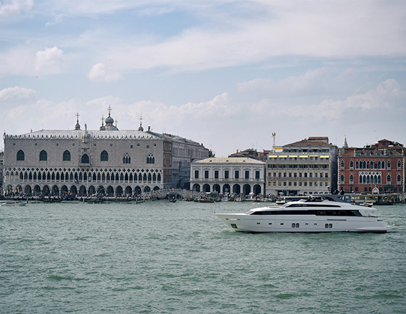 The Sanlorenzo SL 118 that, during the preview of the 2017 Art Biennale in Venice, exhibited 10 works by Alighiero Boetti, next to the Cini Foundation, where a major monographic on the artist was underway, photo Maurizio Baldi. Courtesy Sanlorenzo